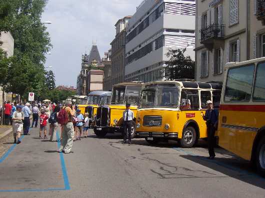 Busparade in der Helvetiastrasse.
