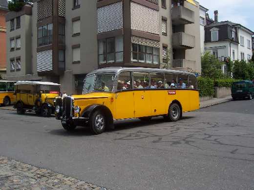 Stadtrundfahrt mit dem historischen Postauto