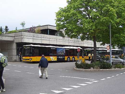 moderner Linienverkehr am Postamt in Aarberg (BE)