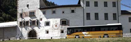 Postauto am Kloster Müstair